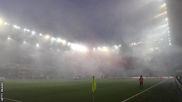 Standard Liege v Anderlecht abandoned because of flares & smoke - BBC Sport