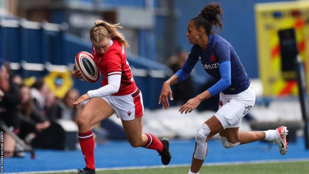 Catherine Richards of Wales breaks away from Anne-Cecile Ciofani