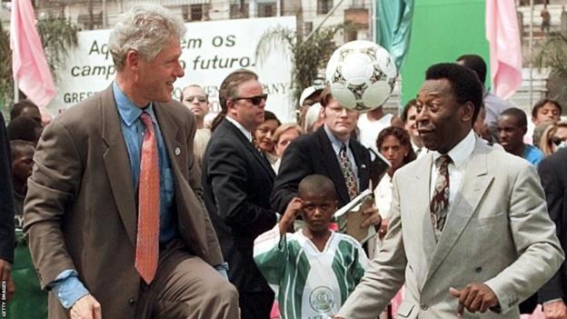 ประธานาธิบดีบิล คลินตันของสหรัฐฯ พบกับเปเล่ระหว่างการเยือนนครริโอ เดอ จาเนโรในปี 2540