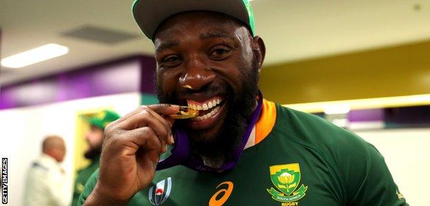 Tendai Mtawarira celebrates with his Rugby World Cup medal in 2019