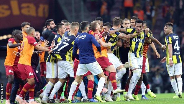 Galatasaray 2 2 Fenerbahce Three Sent Off In Post Match Derby Brawl Bbc Sport