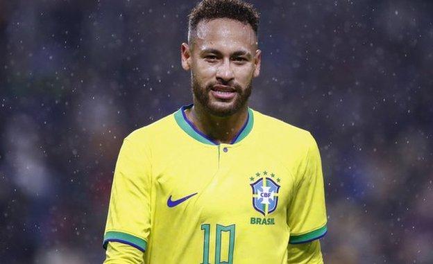 Neymar portant le maillot domicile jaune du Brésil, numéro 10