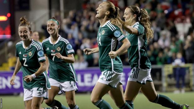 US women's national team reach agreement with US soccer over equal pay -  BBC Sport