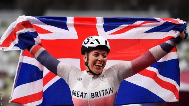 Hannah Cockroft celebrates gold in Tokyo in 2020