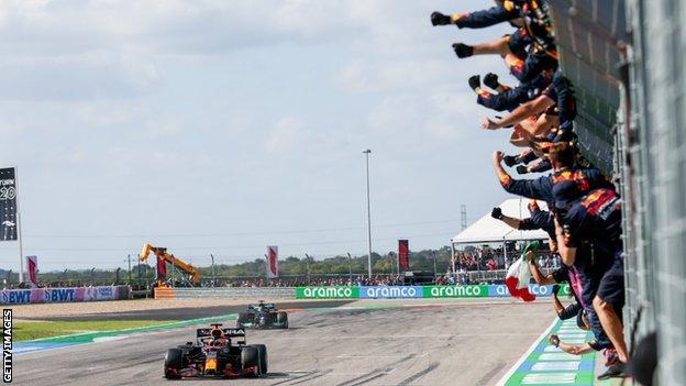Max Verstappen remporte le Grand Prix des États-Unis devant Lewis Hamilton
