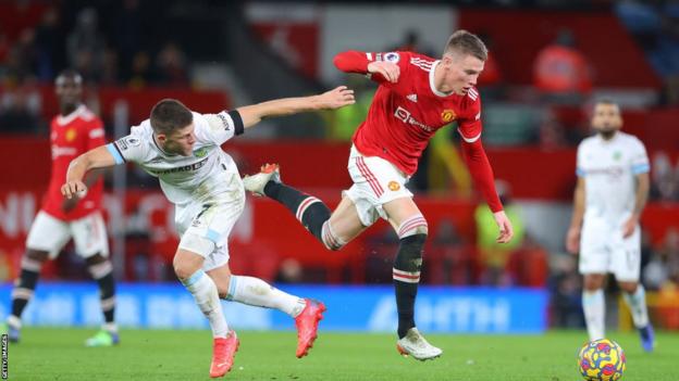 Scott McTominay of Manchester United beats Johann Berg Gudmundsson of Burnley