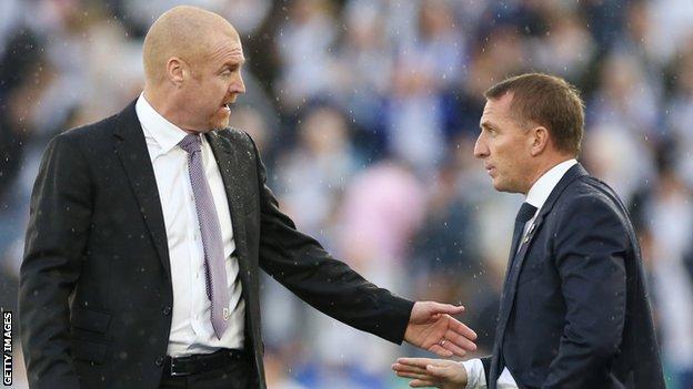 Le manager de Burnley Sean Dyche (à gauche) et son homologue de Leicester City Brendan Rodgers