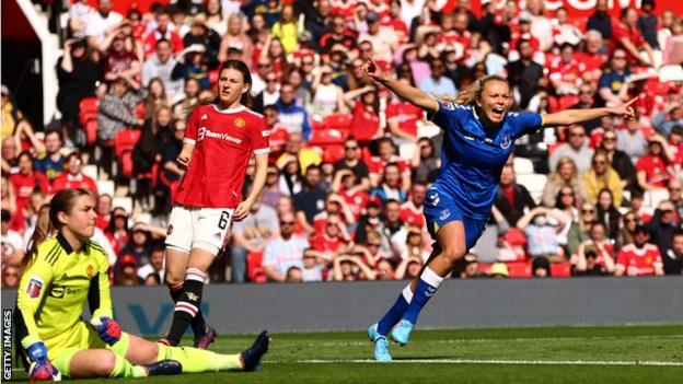 Claire Emslie del Everton celebra el gol del Everton contra el Manchester United en Old Trafford en la Superliga Femenina