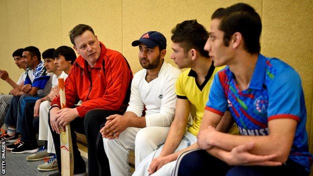 Brian Mantle holding a cricket training session in Essen, Germany in 2016