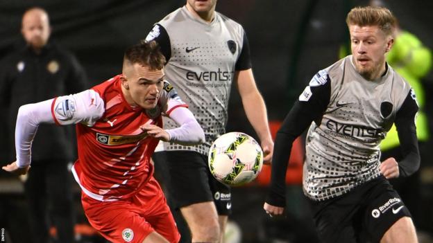 Rory Hale and Lyndon Kane contend for possession at Solitude