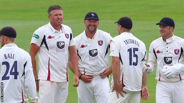Kent players celebrate a wicket