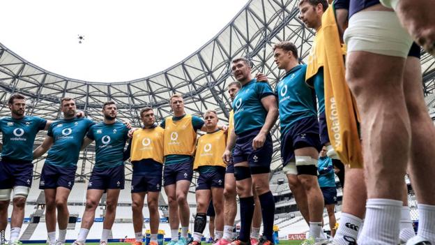 O'Mahony speaks to his team-mates during the captain's run in Marseille