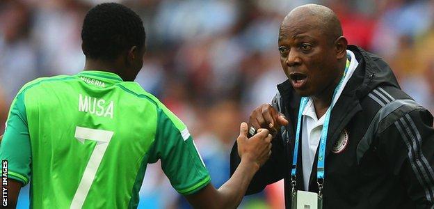Stephen Keshi passes on instructions to Ahmed Musa at the 2014 World Cup