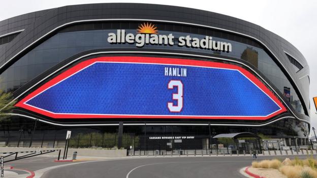 Le nom et le maillot numéro trois de Damar Hamlin dans les couleurs des Bills bleu, rouge et blanc sont affichés sur le côté du stade Allegiant des Raiders de Las Vegas