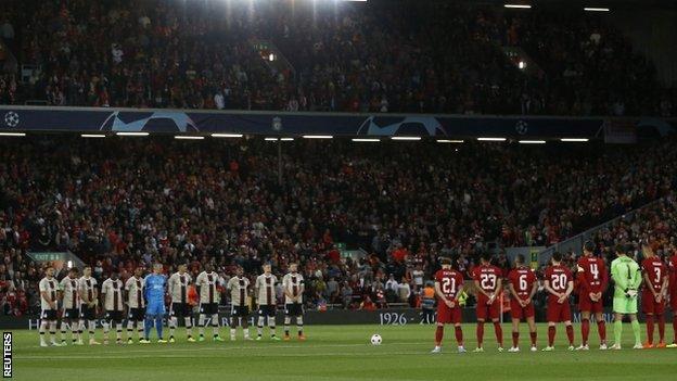 Ajax and Liverpool players observe a minute's silence after the death of Queen Elizabeth II