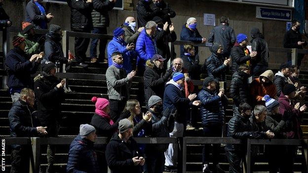 Carlisle's Brunton Park'taki hayranlar