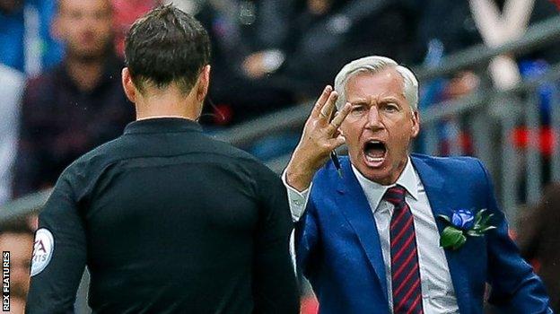 Crystal Palace manager Alan Pardew was unhappy at Mark Clattenburg not allowing play to go on after three Manchester United fouls