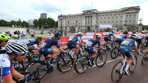 The peloton pass Buckingham Palace