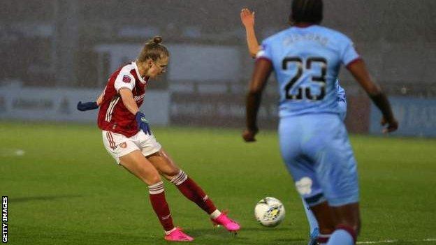 Vivianne Miedema scores for Arsenal against West Ham