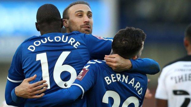 Cenk Tosun, Bernard and Abdoulaye Doucoure celebrate