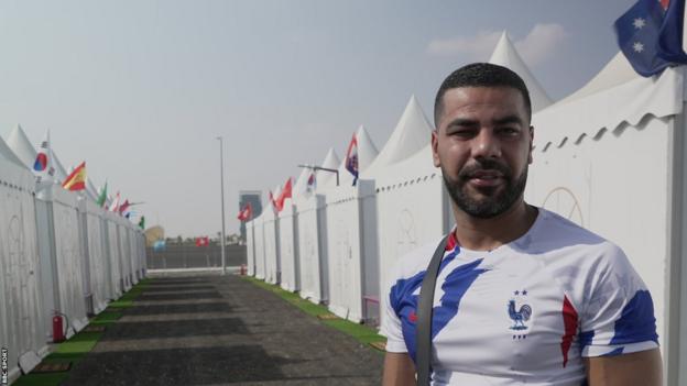 Un fan de la France dans le village de tentes