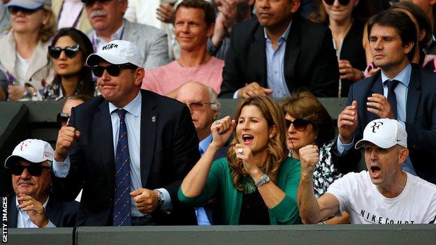 Mirka Federer heier på ektemannen Roger under en kamp i Wimbledon