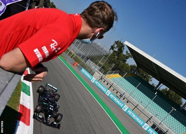 Sebastian Vettel guarda Lewis Hamilton tagliare il traguardo per prendere il punto di partenza a Monza