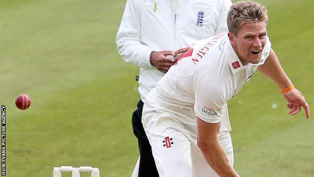Timm van der Gugten bowling for Glamorgan