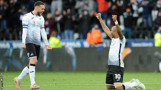 Matt Grimes, buteur du but de Swansea, célèbre avec Andre Ayew après un match nul 1-1 avec Barnsley a scellé un voyage à Wembley