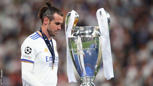 Gareth Bale avec le trophée de la Ligue des champions