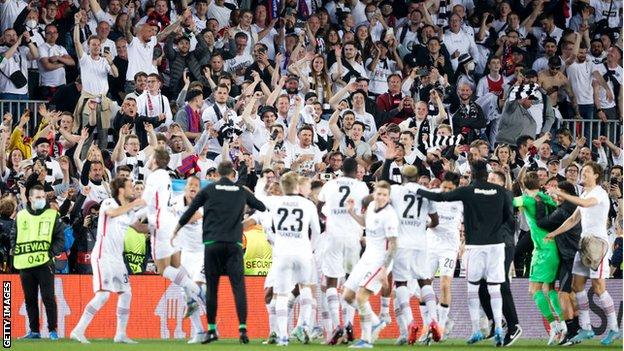 L'Eintracht Francfort fait la fête devant ses fans au Nou Camp