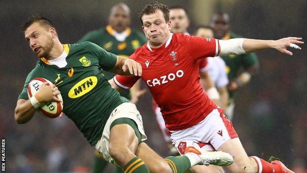 Wales' Nick Tompkins closes in on Handre Pollard