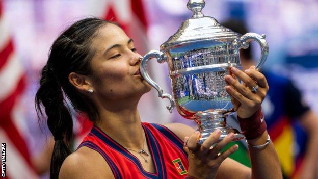 Emma Raducanu kisses the US Open trophy