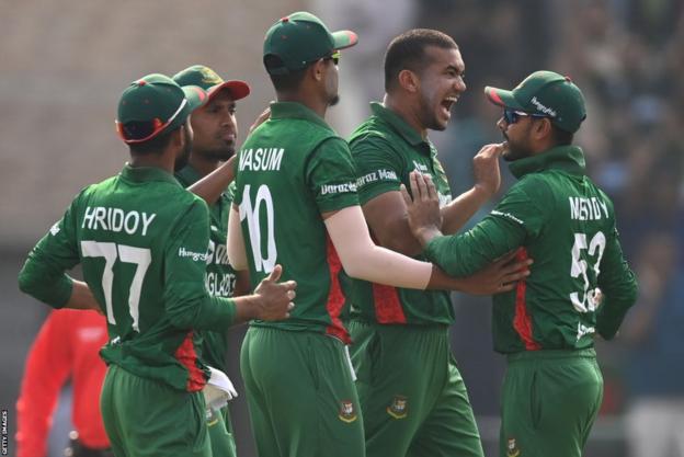 El equipo de cricket de Bangladesh celebra tomar un wicket
