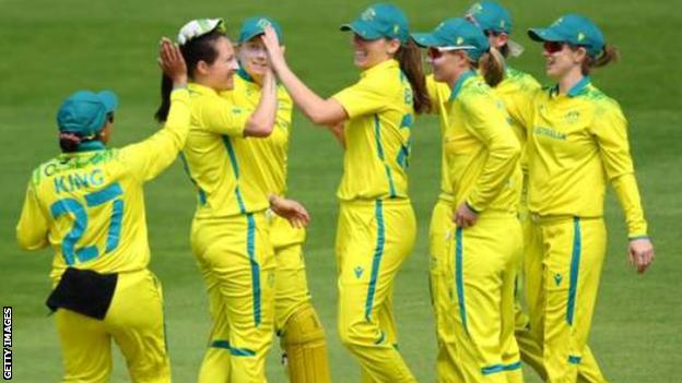 Los jugadores australianos celebran durante su partido contra Pakistán en los Juegos de la Commonwealth