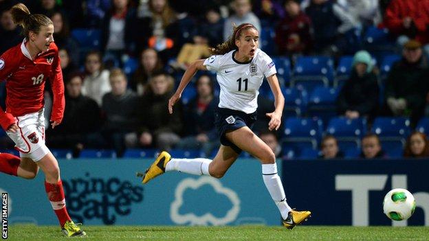 Ashleigh Plumptre playing for England at Under-17 level