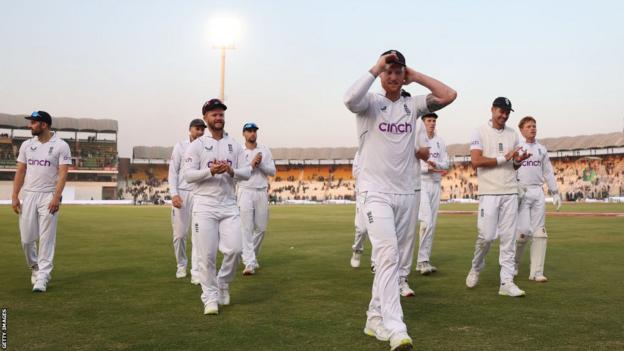 Ben Stokes leads the England squad  disconnected  the tract  aft  beating Pakistan