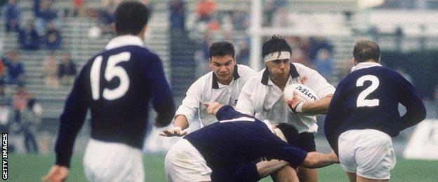 Colin Deans prepares to tackle New Zealand's Wayne Shelford in the 1987 quarter-final