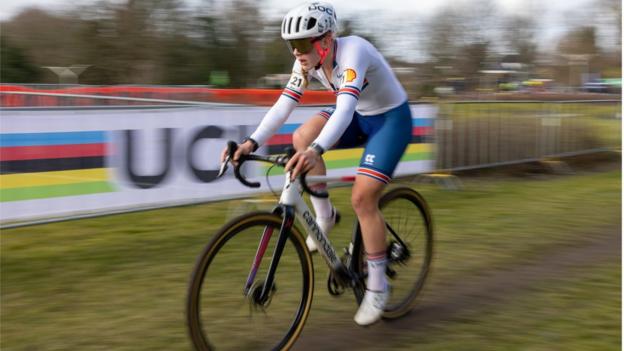 Zoe Backstedt on her way to silver at the 2023 Cyclo-cross World Championships
