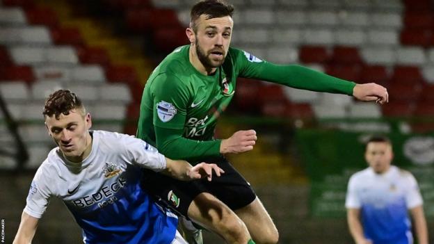 Conor McMenamin went close for Glentoran in the closing stages
