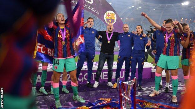 Lluis Cortés: el exjefe del Barcelona sobre cómo escapar del conflicto después de guiar a Ucrania a una victoria histórica Lluis Cortés (centro) celebrando el éxito de la Champions League con el Barcelona