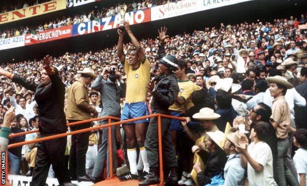 Carlos Alberto lifts the 1970 World Cup