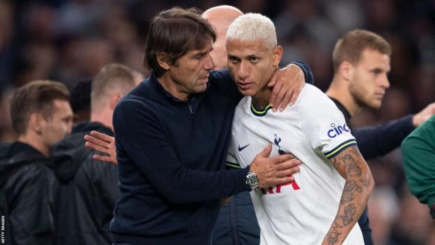 Antonio Conte with his arm around Richarlison