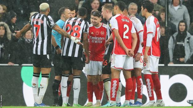 Arsenal and Newcastle players wait for the VAR decision