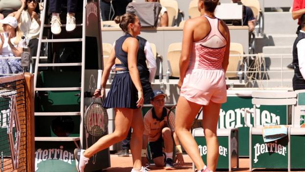 Marta Kostyuk walks to her seat  without shaking Aryna Sabalenka's hand