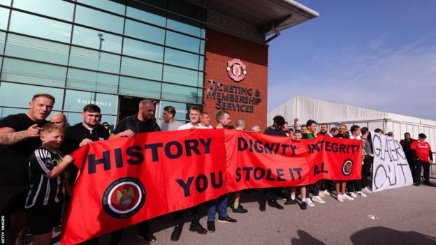 Man Utd fans protest Glazers