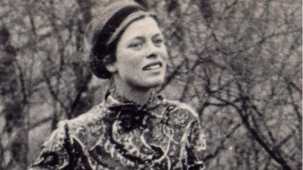 Bobbi Gibb running in a black and white photo of the 1967 Boston Marathon