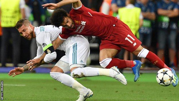 Der Liverpooler Stürmer Mohamed Salah hat sich nach einer Herausforderung mit Sergio Ramos in der ersten Hälfte des Champions-League-Finales 2018 gegen Real Madrid eine Schulterverletzung zugezogen.