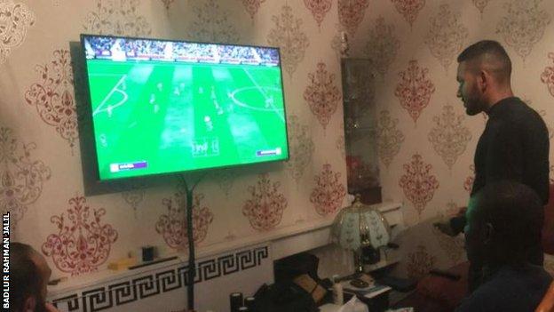 N Golo Kante Chelsea Star Eats Curry And Watches Match Of The Day At Fan S House After Mosque Meeting c Sport