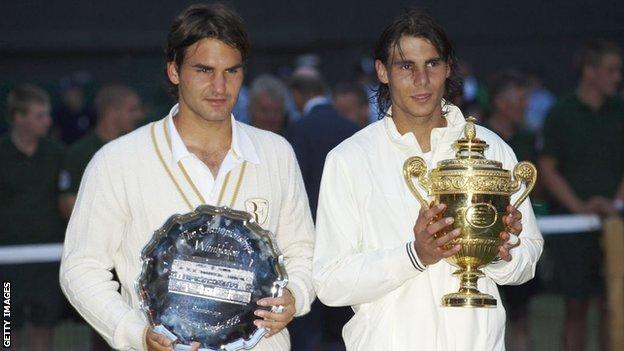 Rafael Nadal détient le trophée de Wimbledon tandis que Roger Federer détient le trophée du deuxième